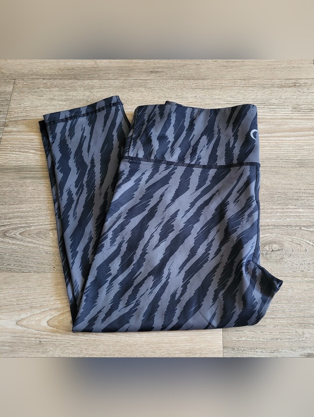 🏷️ ZYIA Active High-Rise Capri Leggings | Size 12 | Black & Gray Printed - Picture 3 of 3